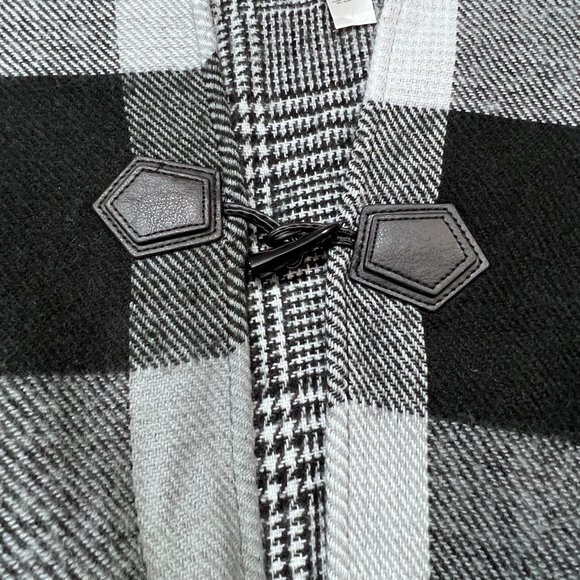 EUC Chico’s Chunky Black and White Checker Sweater Poncho Cape with Toggle - Picture 3 of 9